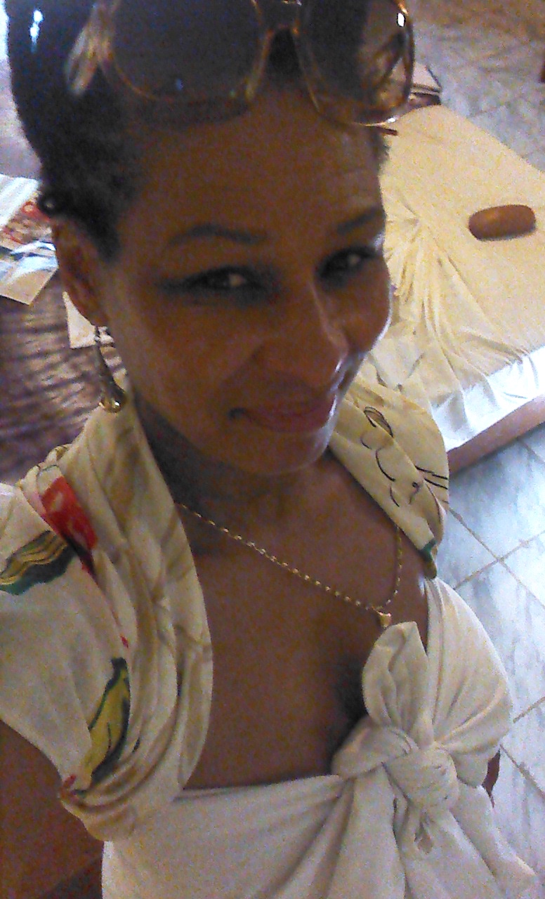 First night. But with my clothing still at Gatwick Airport it meant Bedsheet chic and ready for dinner!